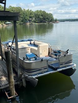 Pontoon boat