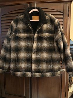 Men’s preowned Levi’s Relaxed Fit Sherpa Plaid Trucker Jacket size L