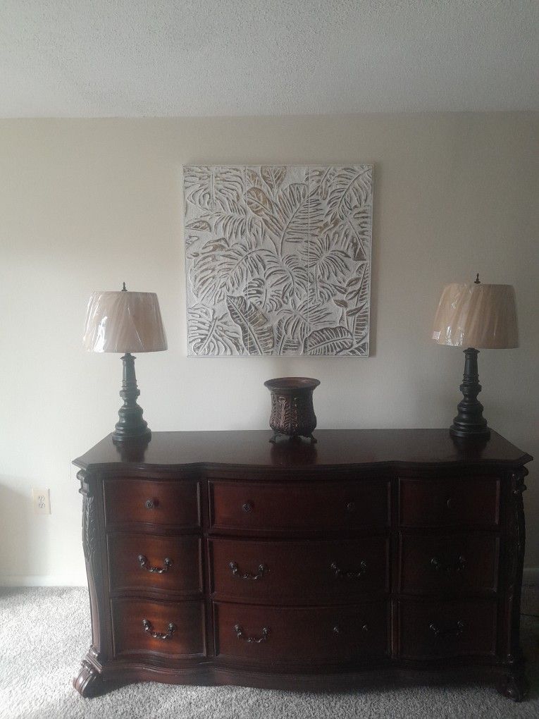 Elegant Dresser with Detachable Mirror- Multipurpose Use