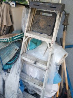 WERNER. 6 foot tall. ALUMINUM. folding Ladder