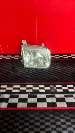 GENUINE 2005-2006 TOYOTA TUNDRA PASSENGER SIDE HEADLIGHT LAMP OEM 20-6657 PT367