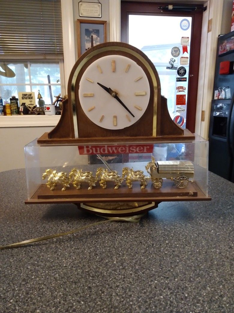 VINTAGE. BUDWEISER  BAR CLOCK. IT WORKS IN GREAT CONDITION. VERY RARE.