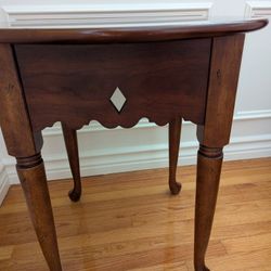 GOOD CONDITION BOMBAY CHERRY WOOD SIDE TABLE, END TABLE, NIGHTSTAND OR TV TABLE