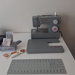 Singer Heavy Duty Sewing Machine With Accessories 