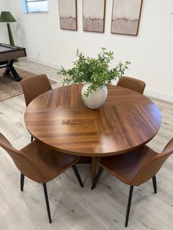 Table and 4 chairs PERFECT CONDITION !!
