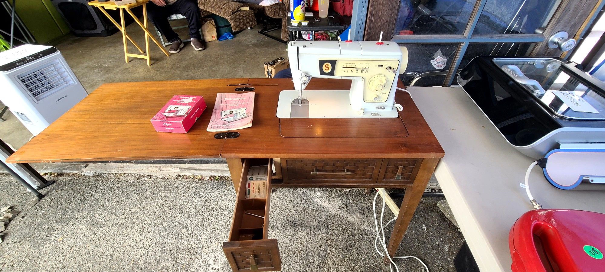 SEWING MACHINE WITH CABINET