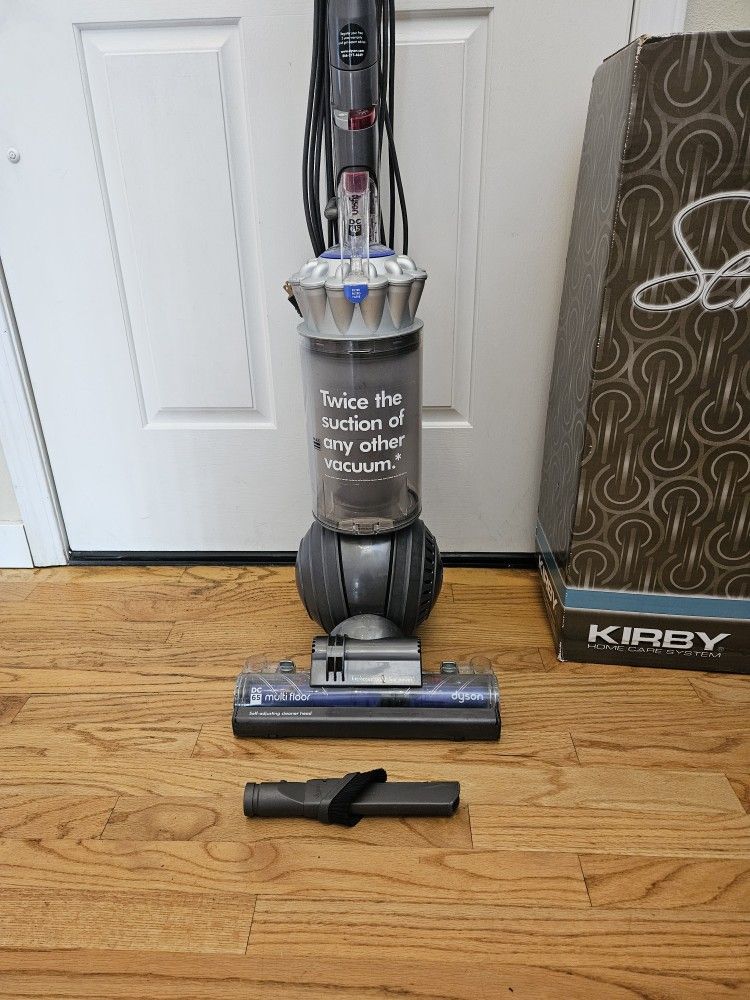 New Cond DYSON DC65 VACUUM WITH ATTACHMENT. , AMAZING POWER SUCES. , WORKS EXCELLENT. IN THE BOX
