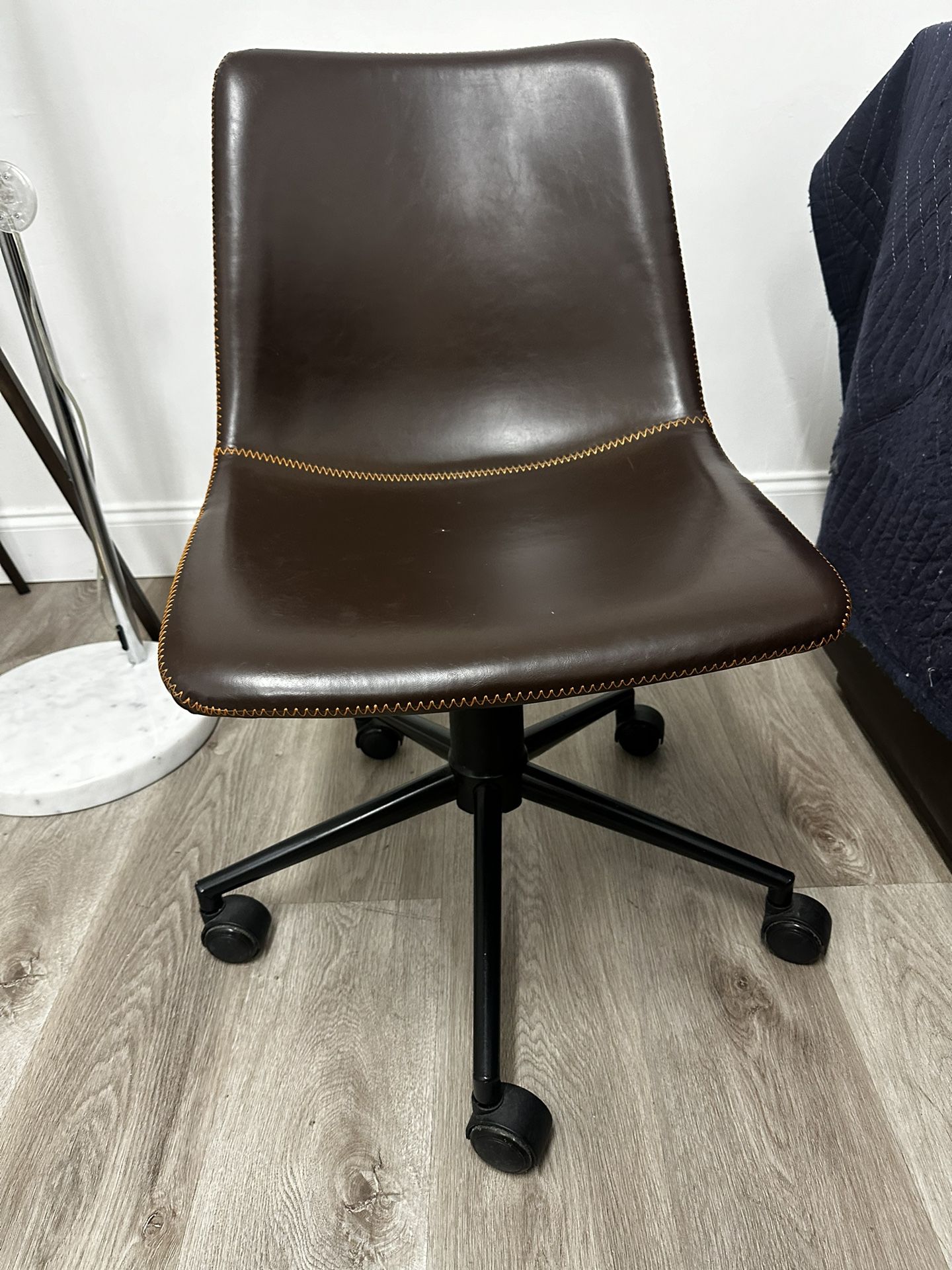 Elegant brown fuax leather rolling chair 