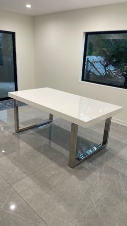 Expandable dining table