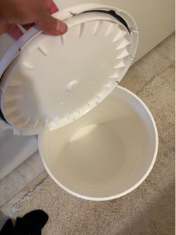 Buckets  4.8 gal
