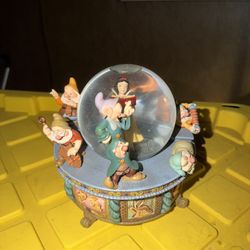 Disney Snow White And The Seven Dwarfs Music Box Snow Globe