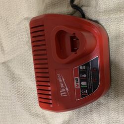Milwaukee 12 V Battery Charger