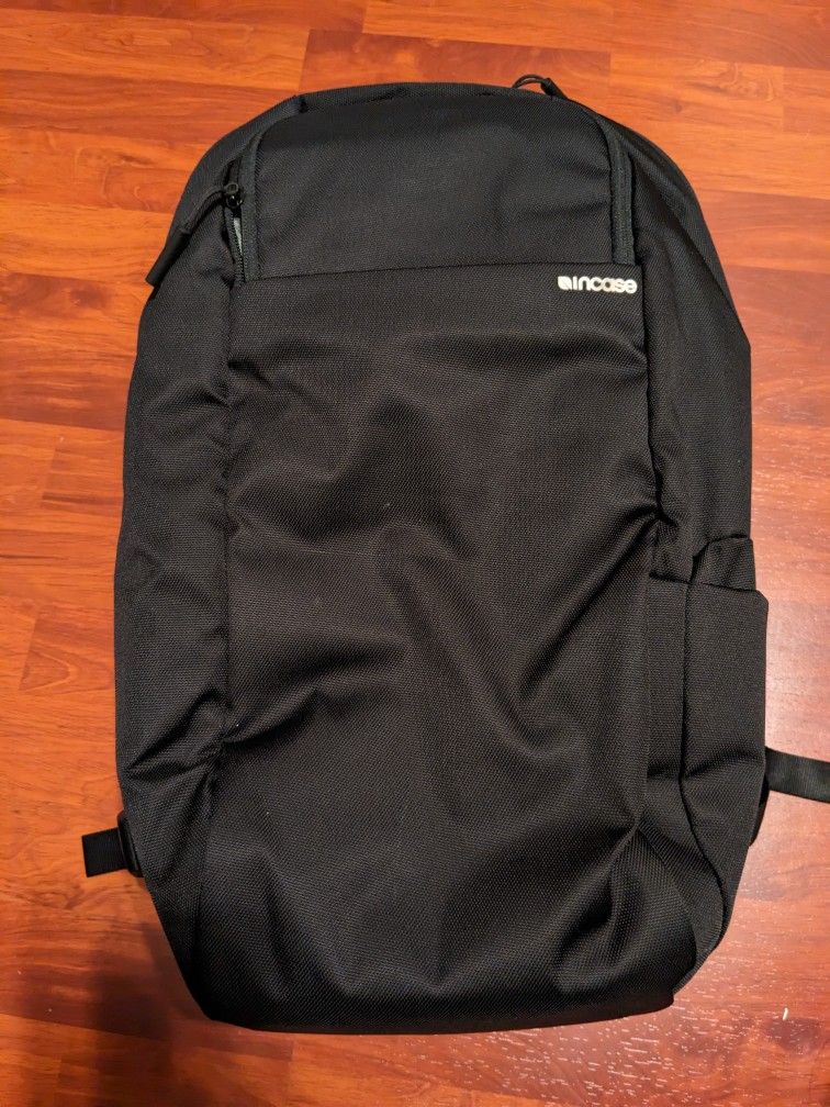 INCASE DSLR backpack