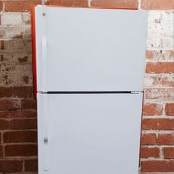 GE REFRIGERATOR FRIDGE EXCELLENT CONDITION AND VERY CLEAN 