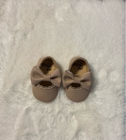 Baby Girl Shoes With a Bow Size: 0-6 months