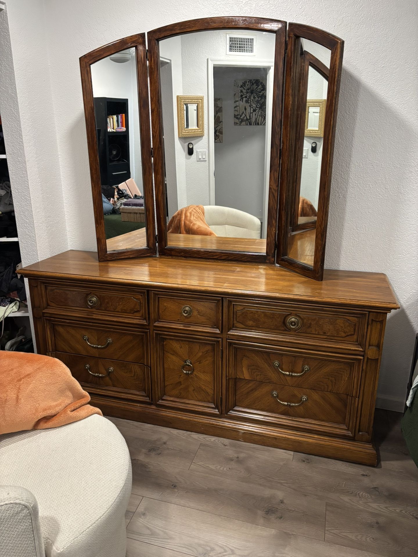 Thomasville Triple Dresser And Vanity Mirror