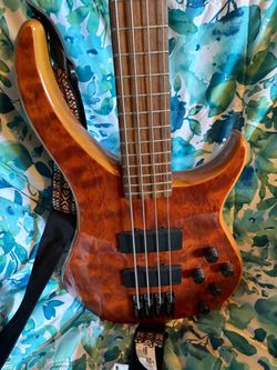 Peavy Cirrus BXP 4 string bass guitar