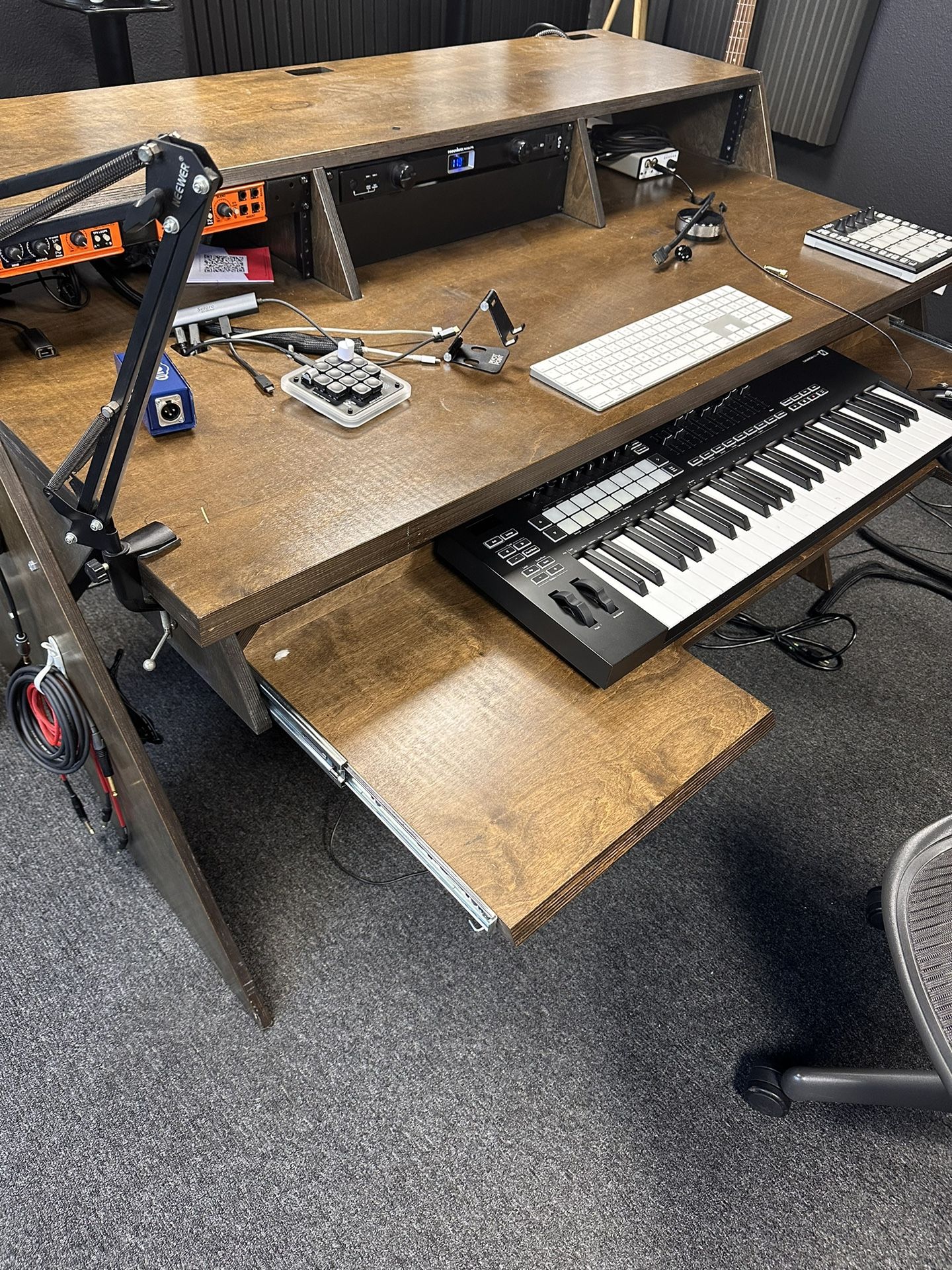 Output Platform Desk