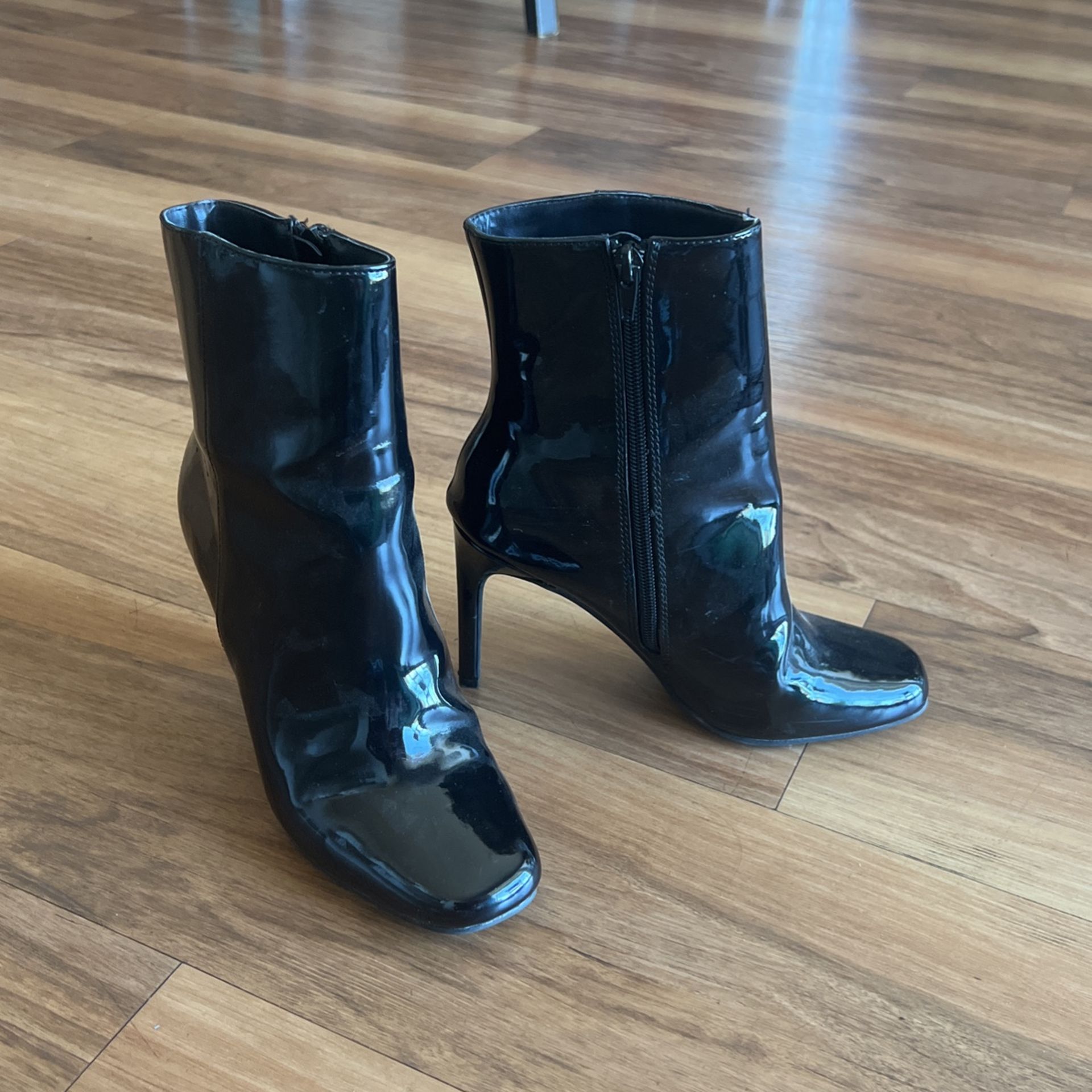 Heeled Boots, Black and Shiny. Size 7