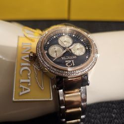 WOMEN'S NEW NICE LUXURY GOLD & SILVER-TONE AUTHENTIC INVICTA CHRONOGRAPH WATCH.