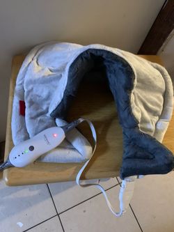 Sunbeam Brand Renue Heat Therapy Neck And Shoulder Pain Relief Wrap Heating Pad Color Gray.