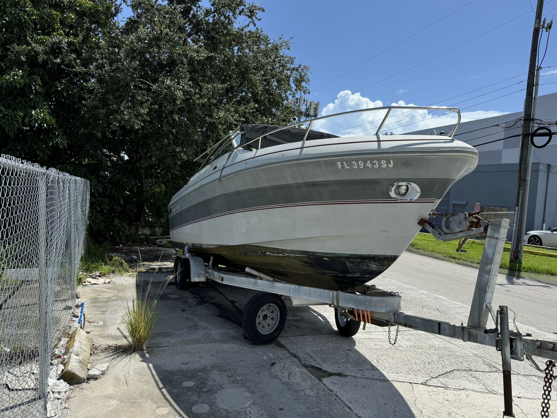 Selling a boat with a Cobalt trailer. Chevrolet 5.7 L engine. The boat is in good condition. The engine does not work.
