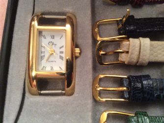 LADIES QUARTZ WATCH WITH 5 LEATHER WATCH BANDS. NEW. NEEDS BATTERY.