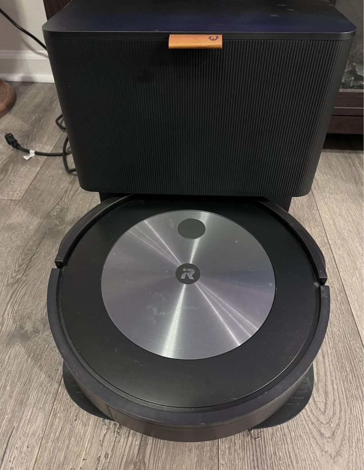Roomba J7 w/ Self Emptying Dock