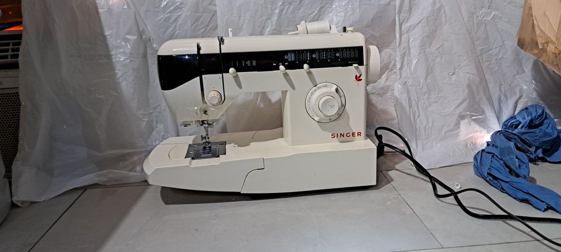 Singer Sewing Machine 2732