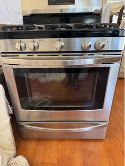Kenmore 5 Burner Gas Range with Convection Oven.