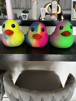 Viral Squeeezy Tie Dye Duck
