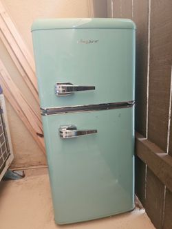 Fridge / Frigidaire 3.2cu ft 2door Retro Small Refrigerator, Top Door Freezer, Manual Defrost