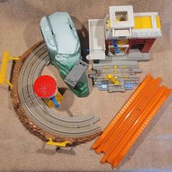 FISHER PRICE GEOTRAX TOY TRAIN PLAYSET w/TRAIN, LOTS OF TRACK, & ACCESSORIES CHILD KID FUN