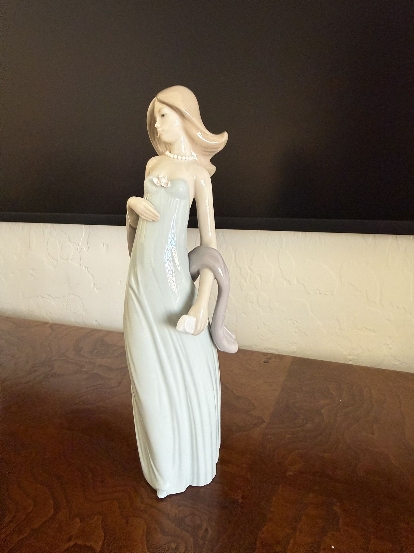 Lladro- Ingenue- In Box