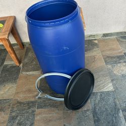 55 Galones Limpios Para Agua O Comida De Mascotas O Cosas Con Tapadera Y Anillo 