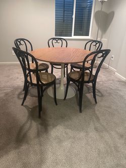 42” Round Vintage Dining Table and 5 Chairs