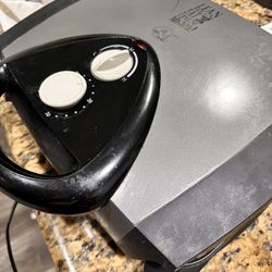 GEORGE FOREMAN GRILLING  , LEAN  MEAN  FAT GRILLINO MACHINE 