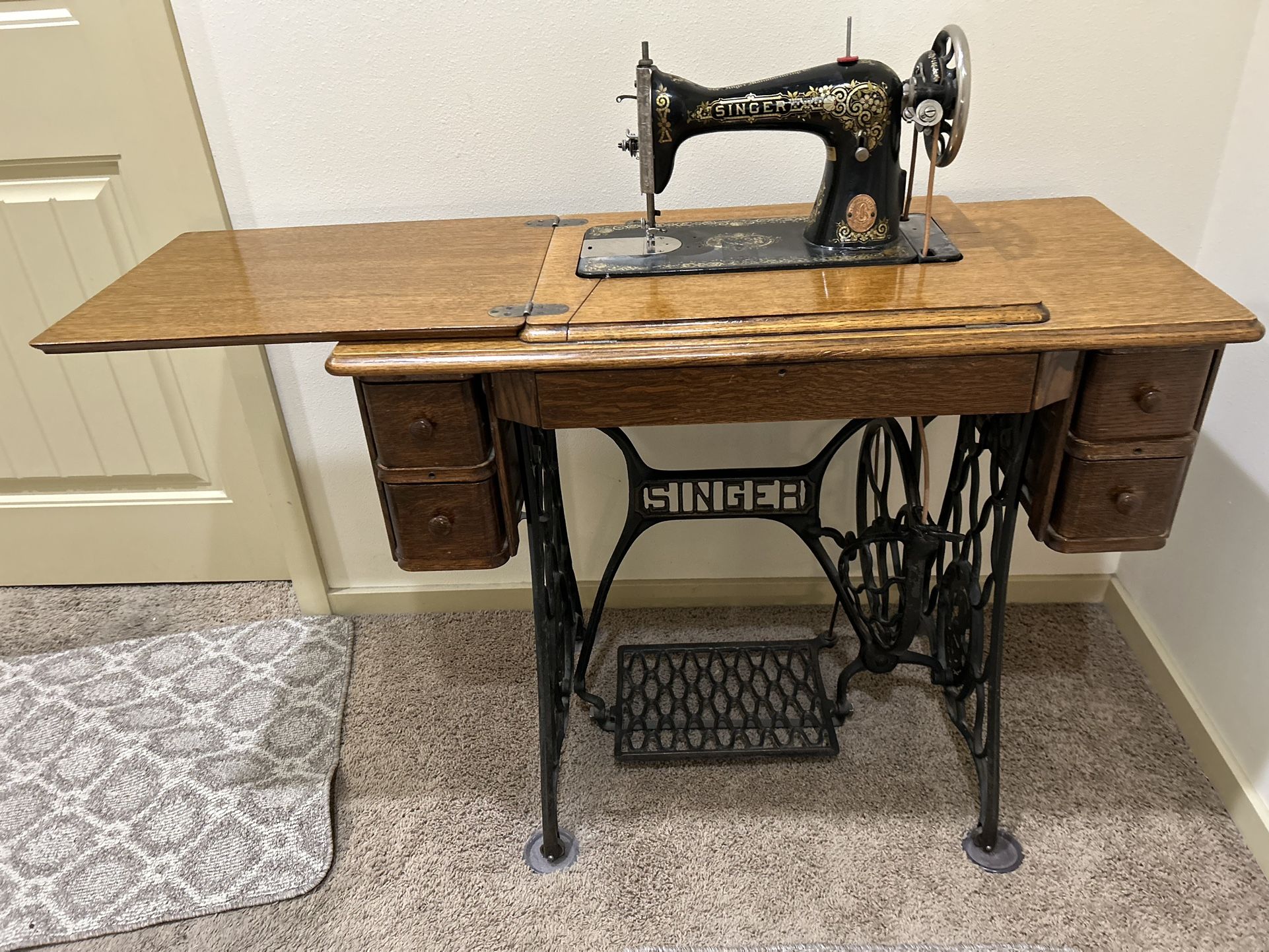 Antique Singer 15 Sewing Machine With Cabinet