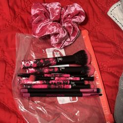 Make Up Brushes + scrunch