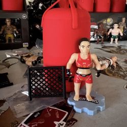 OFFICIAL UFC MINI FIGURES WITH ACCESORIES