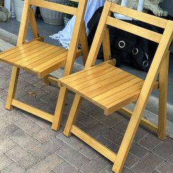 2 wood folding chairs seats 14.5x14.5