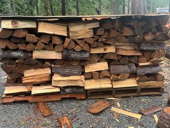 🔥 Premium Fresh-Cut & Split Firewood — Naturally Perfect for Seasoning! 🔥 