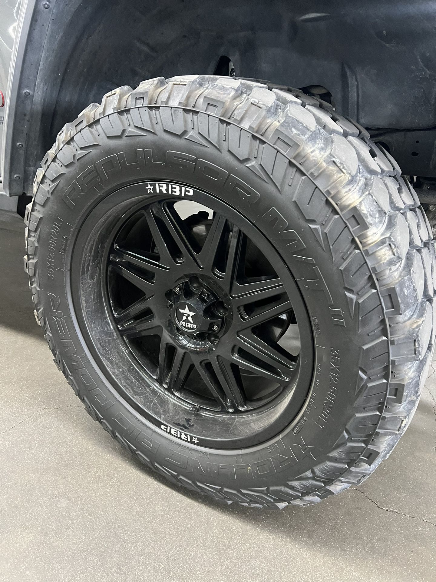 Set Of 5 Rims And Tires 35x12.50R20