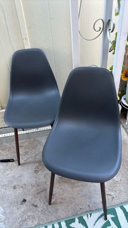 4 plastic chairs