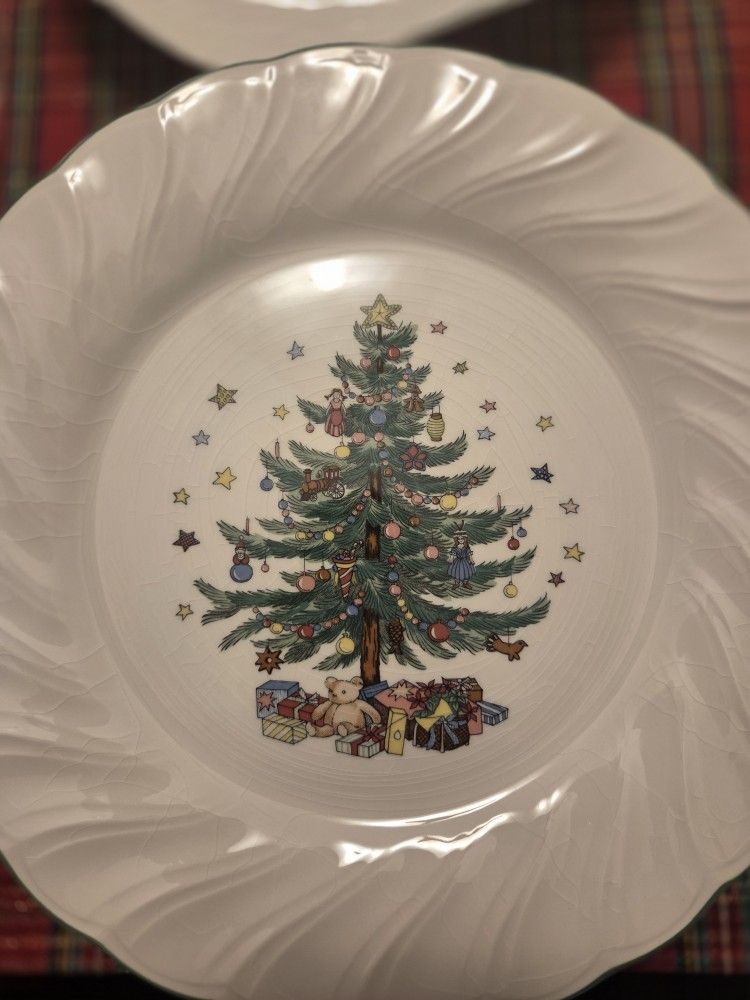 Nikko Happy Holidays 8 Place Setting Christmas Dish Set