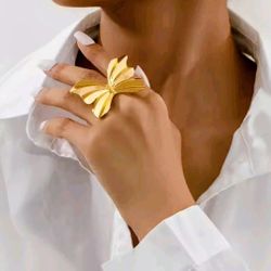 Vintage Style Gold Tone Bow Ring 