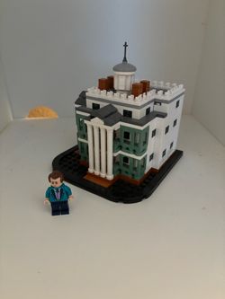 LEGO Haunted Mansion Build with Minifigur