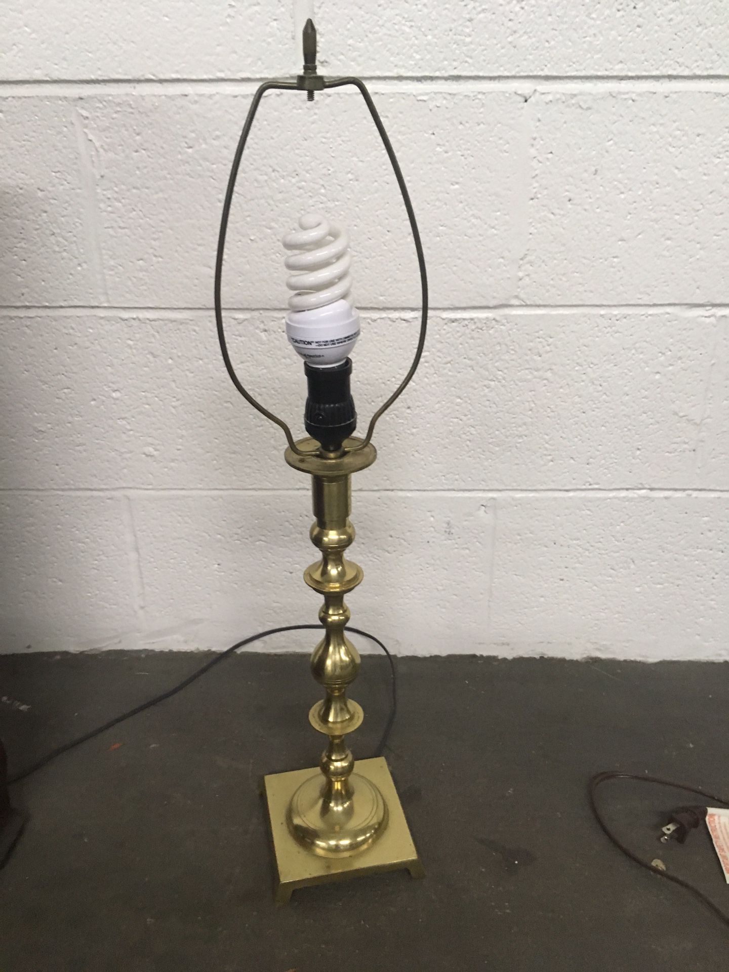 Pretty golden lamp stand w bulb