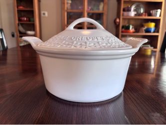 Le Creuset 3-Qt Fleur Embossed Round Stoneware Cocotte – Cotton White ***RARE***