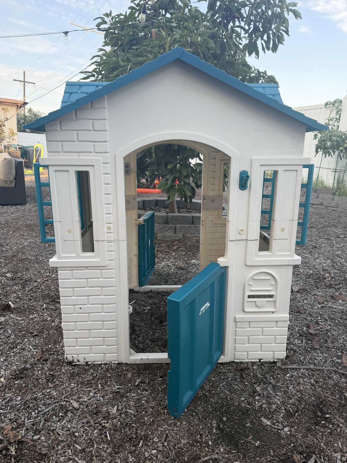 Little Tykes Playhouse - Cape cottage